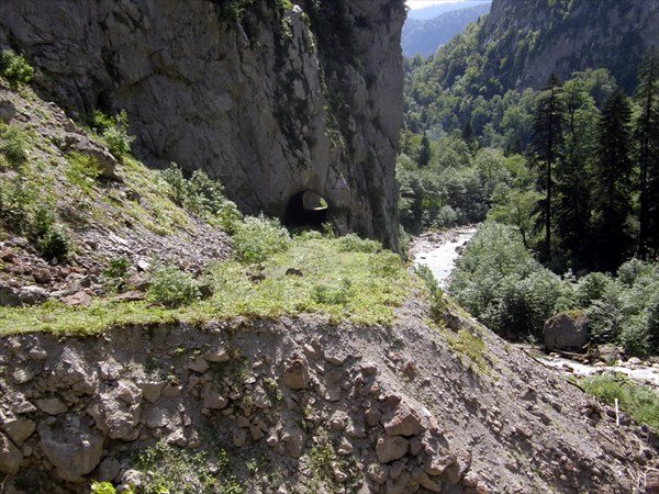 Одинокий тоннель на старой дороге левого берега Геги